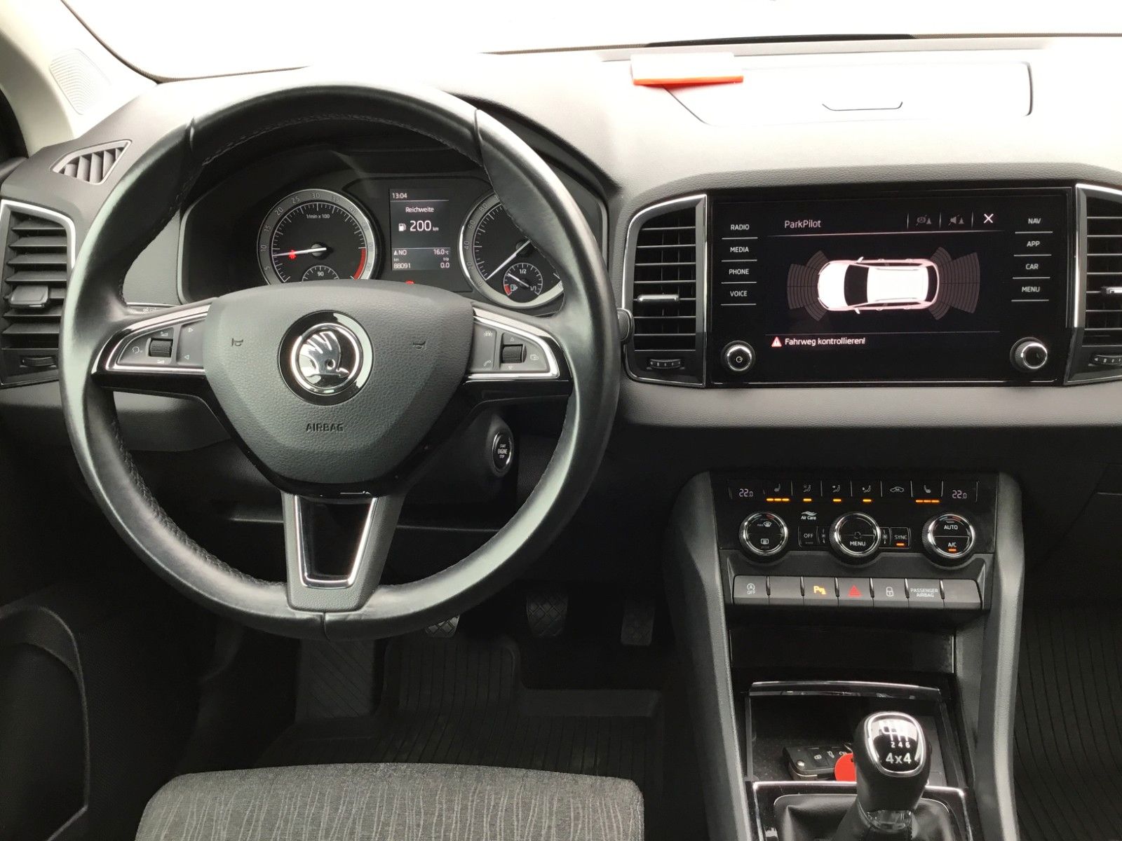 Fahrzeugabbildung SKODA Karoq 2.0 TDI Style 4x4+LED+AHK+18"+Navi