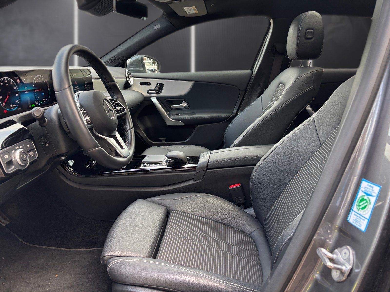 Fahrzeugabbildung Mercedes-Benz A 250 e Progressive*Pano*MultBeam*Distronic*360*