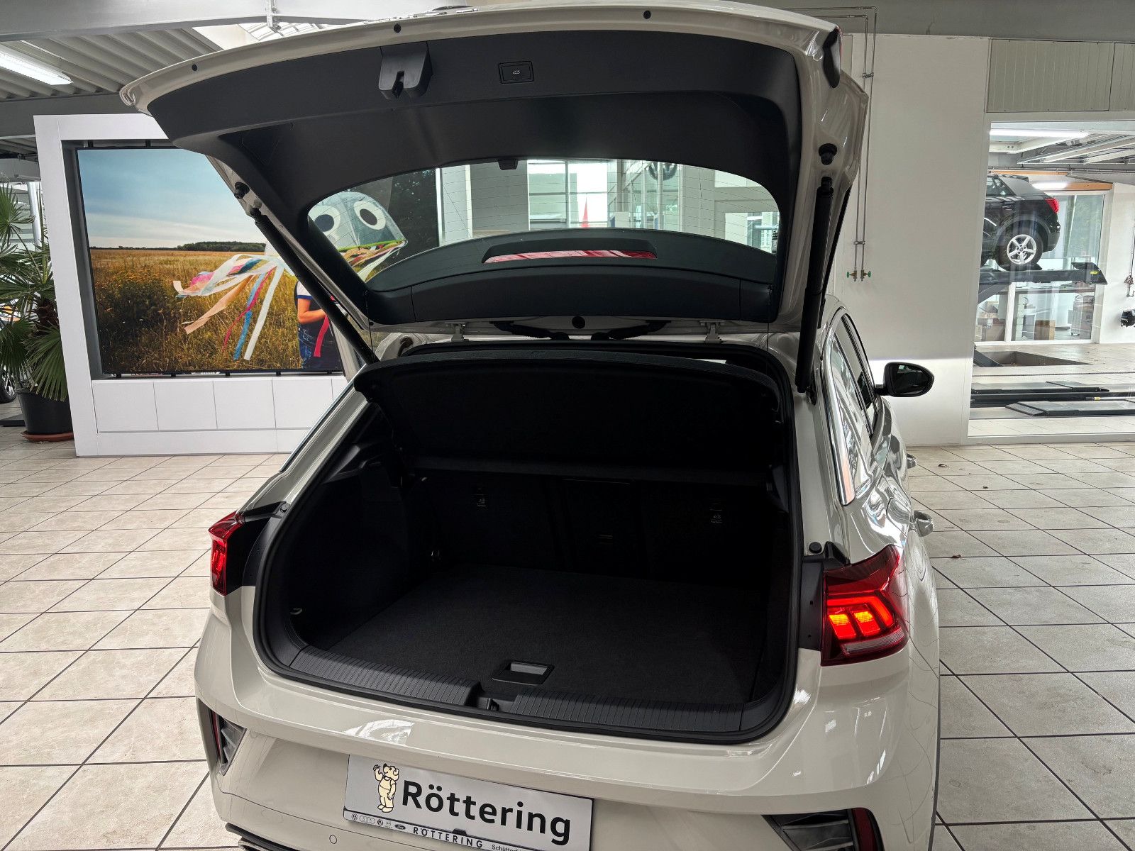 Fahrzeugabbildung Volkswagen T-Roc R-Line 1.5l TSI DSG + Kamera + AHK +