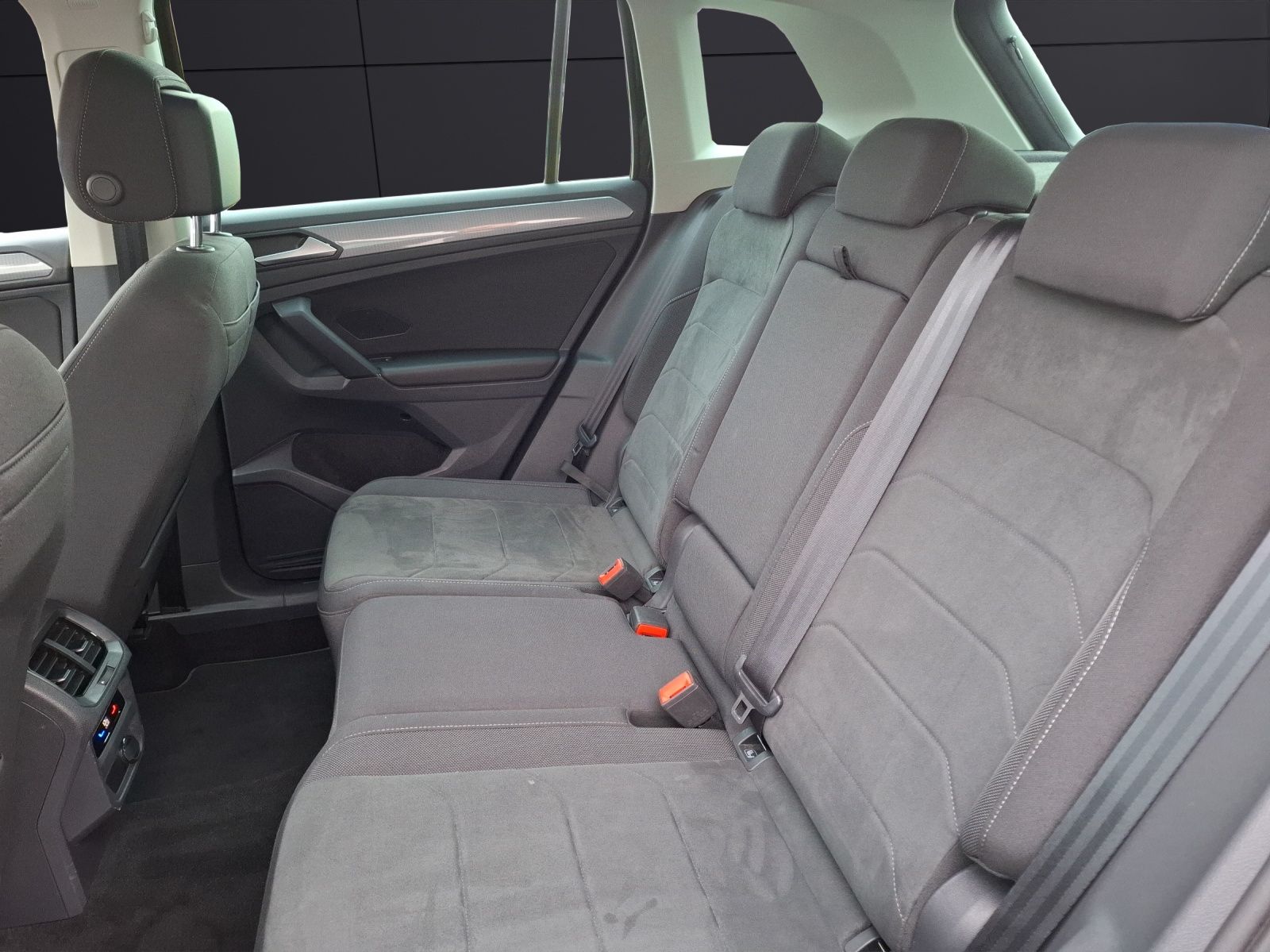 Fahrzeugabbildung Volkswagen Tiguan TDI Life DSG 4M Standhzg Matrix Navi ACC