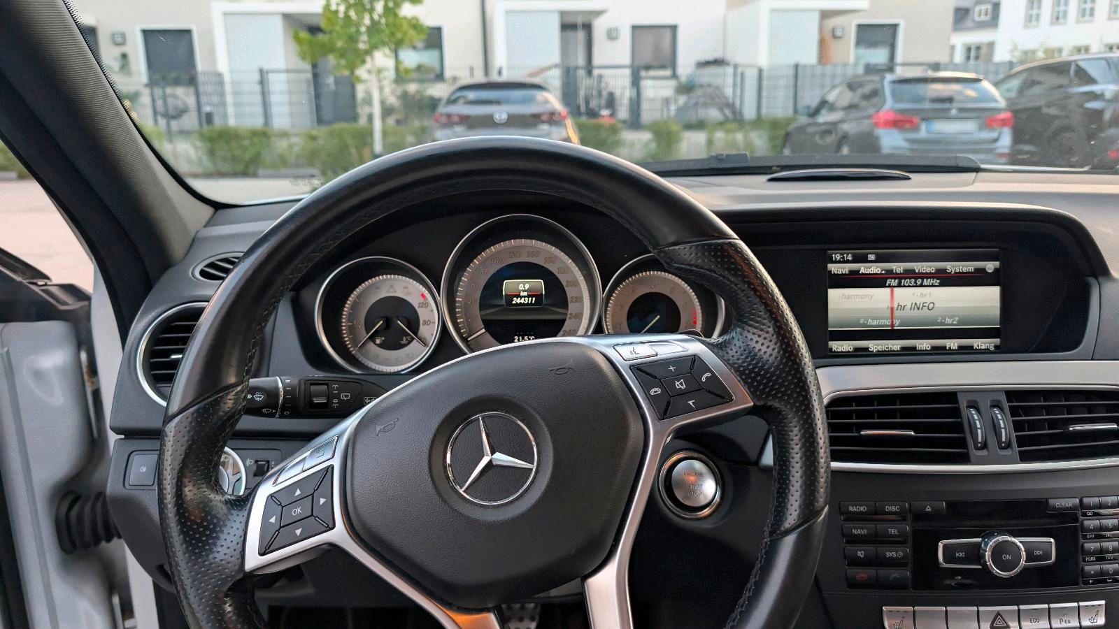 Mercedes-Benz C200 2012 — photo 14