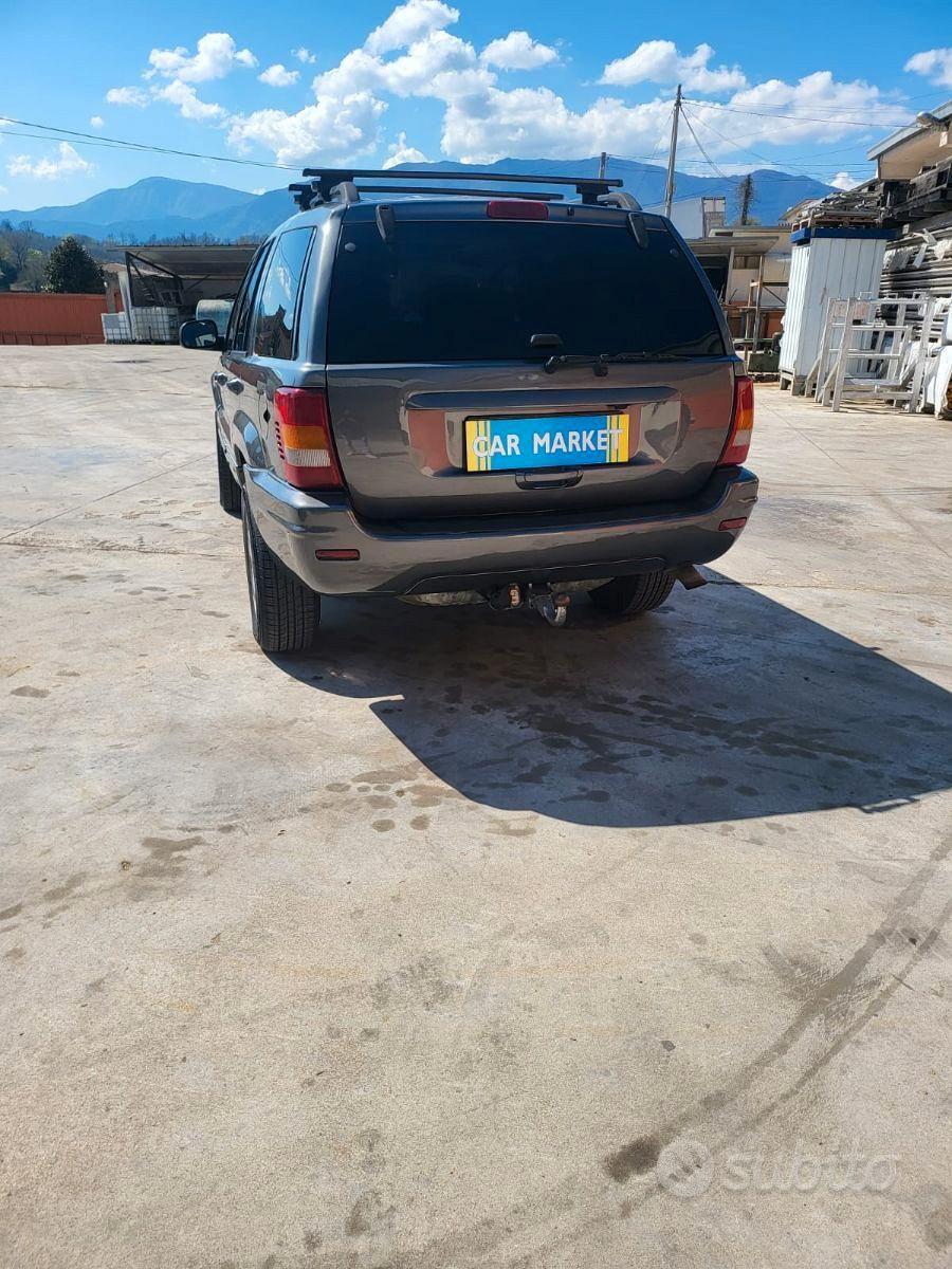 Jeep Cherokee 2004 — rear view