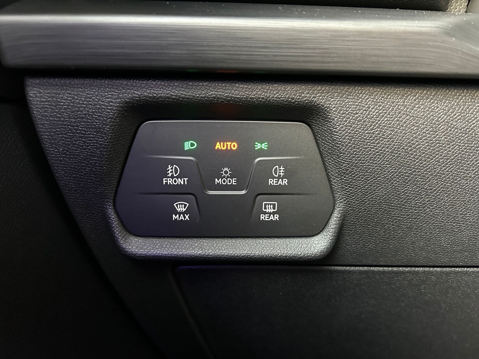 Fahrzeugabbildung CUPRA Leon Sportstourer VZ e-Hybrid NAV RFK SHZ 19"