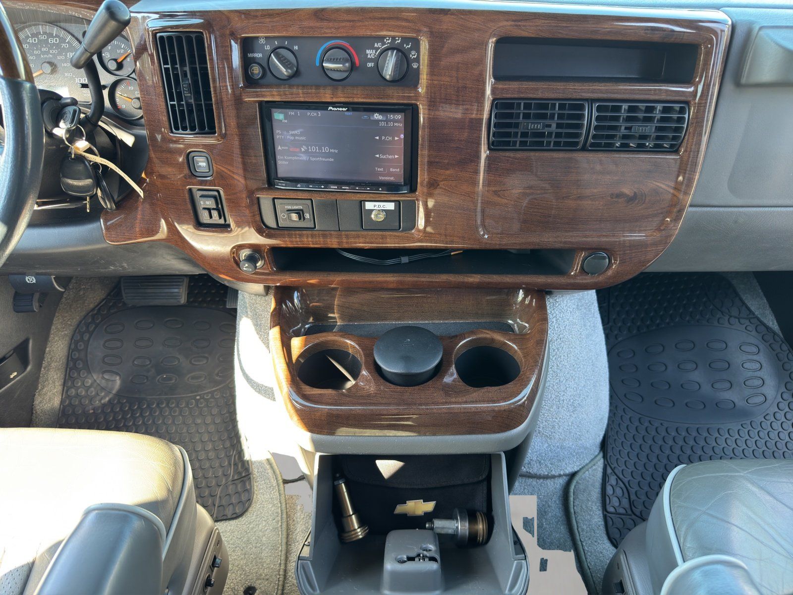 Fahrzeugabbildung Chevrolet Express 1500 Starcraft /Clean Carfax/ DVD/ BETT