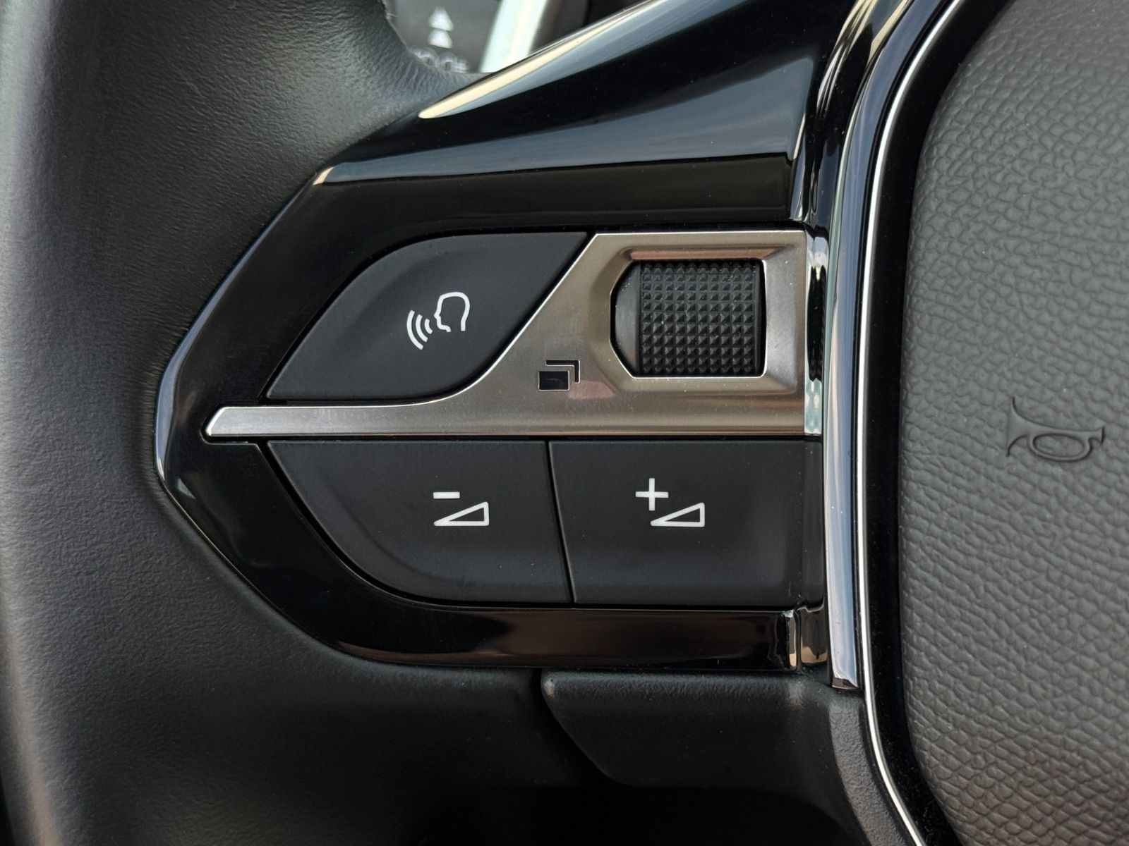 Fahrzeugabbildung Peugeot 3008 PureTech 180 Allure Tempomat PDC CarPlay