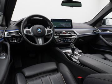 Fahrzeugabbildung BMW 530d Tour Luxury Line AHK Pano H/K Kamera DAB