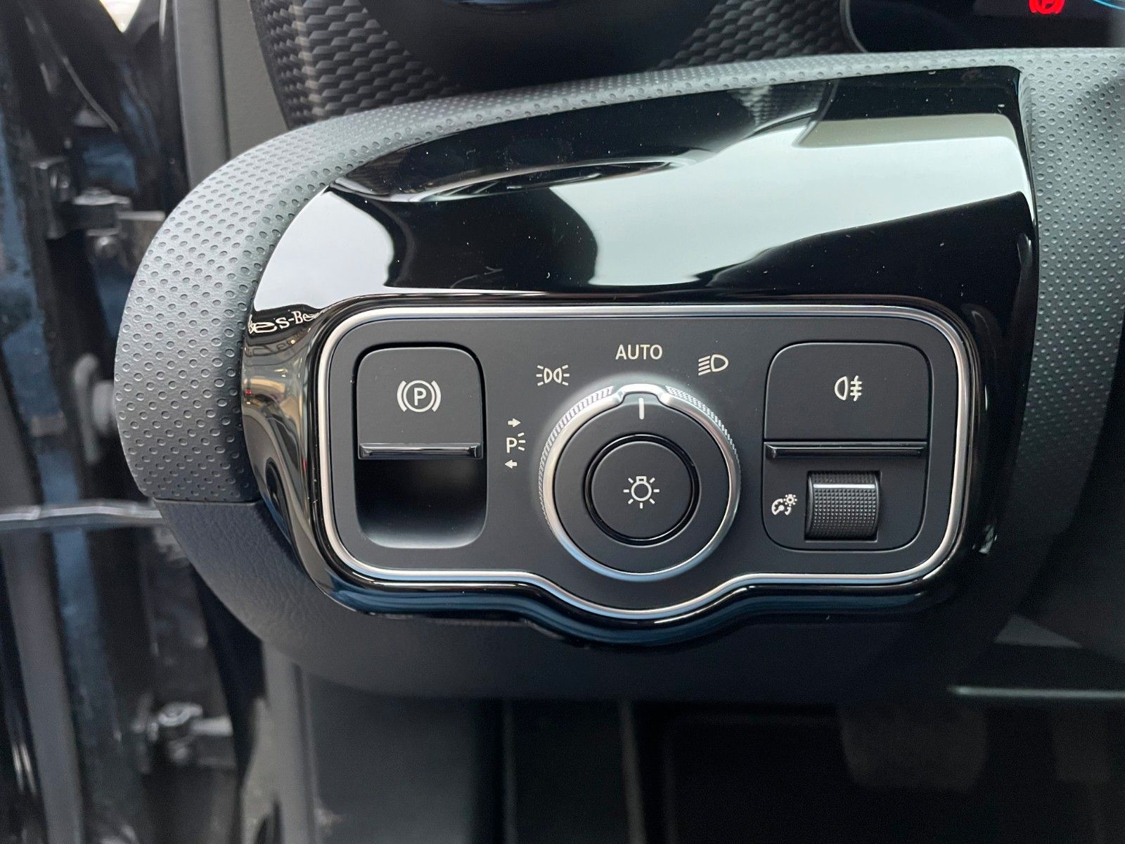 Fahrzeugabbildung Mercedes-Benz A 200 d Progressive AHK+MBUX+R-Kamera+Distr