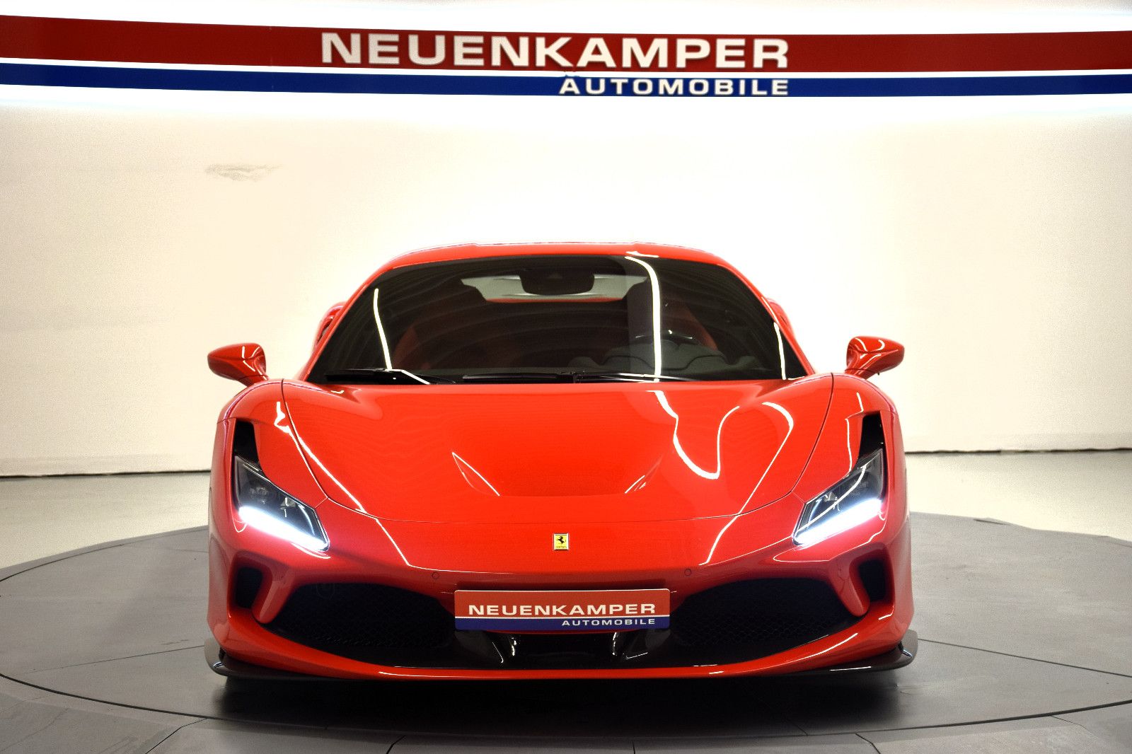 Fahrzeugabbildung Ferrari F8 Coupe Carbon Paket Lift  Leder Rot 1.Hand