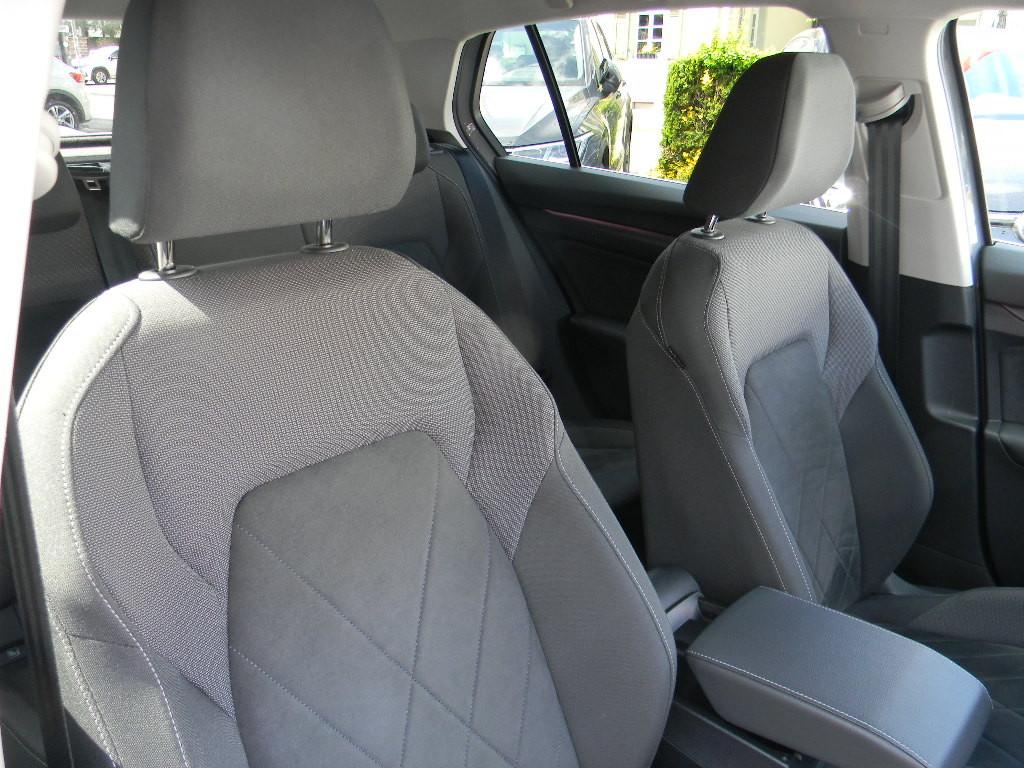 Volkswagen Golf VIII Lim. Style 1,5 eTSI DSG Kamera, миниатюра 7
