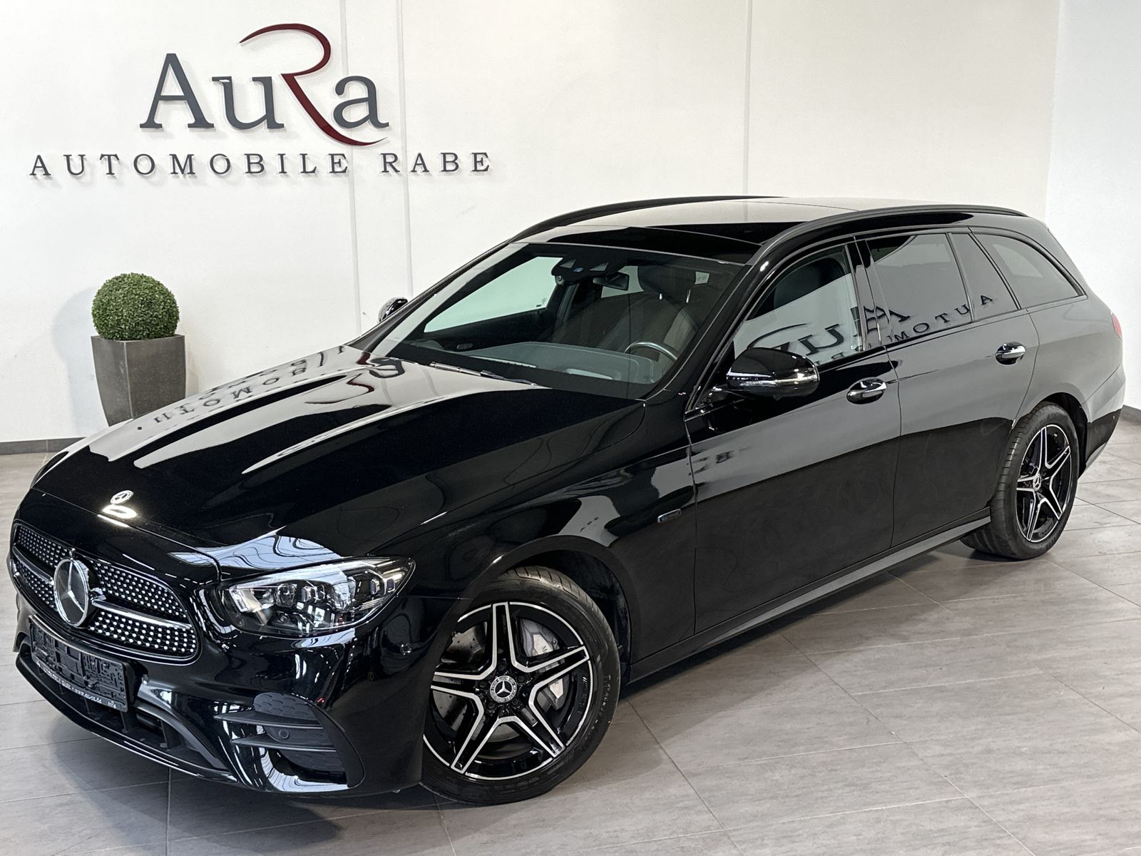 Fahrzeugabbildung Mercedes-Benz E 300e T AMG-Line NAV+LED+360°+PANO+WIDE+CARPLAY