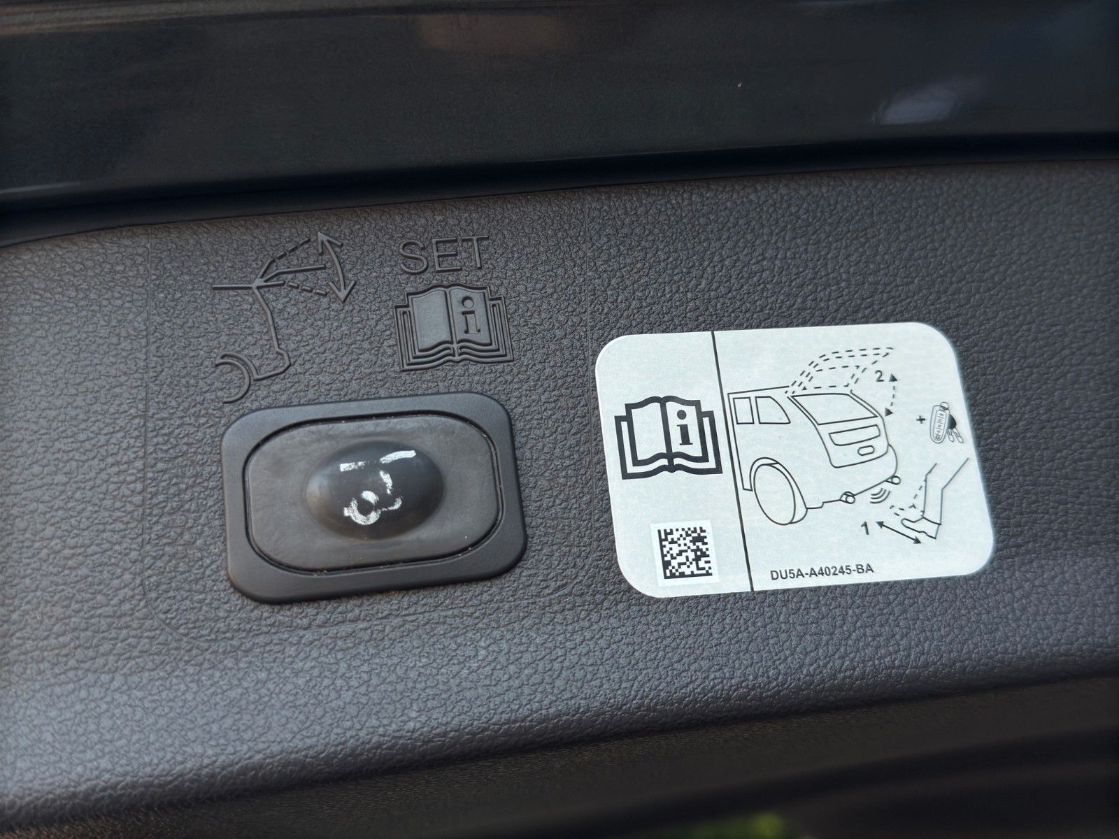 Fahrzeugabbildung Ford Kuga Titanium*Bhz-Lenkrad*RFK*ACC*Pano*Bi-Xenon*
