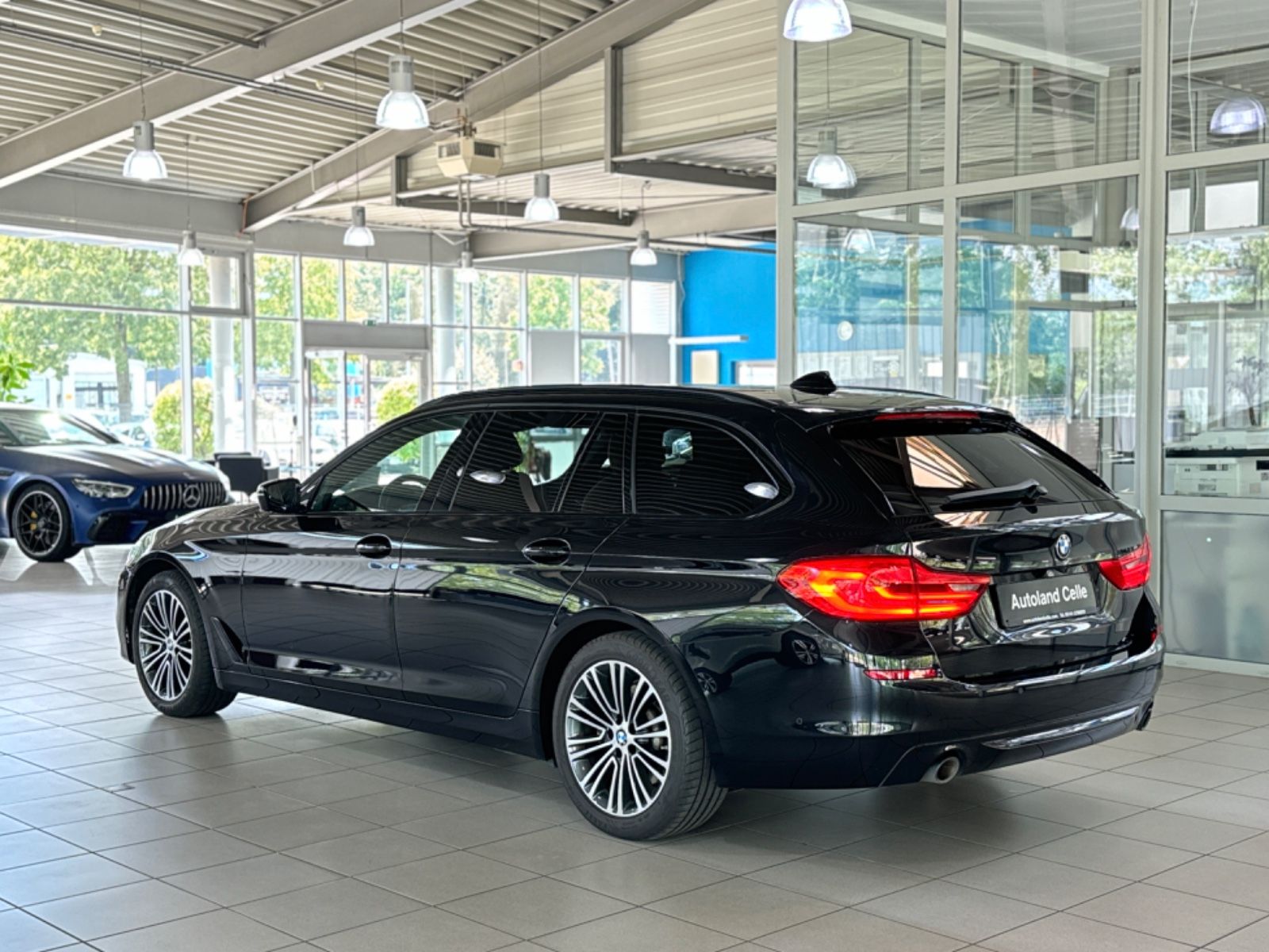 Fahrzeugabbildung BMW 520d xD Sport Line Panorama Kamera HUD DAB HiFi