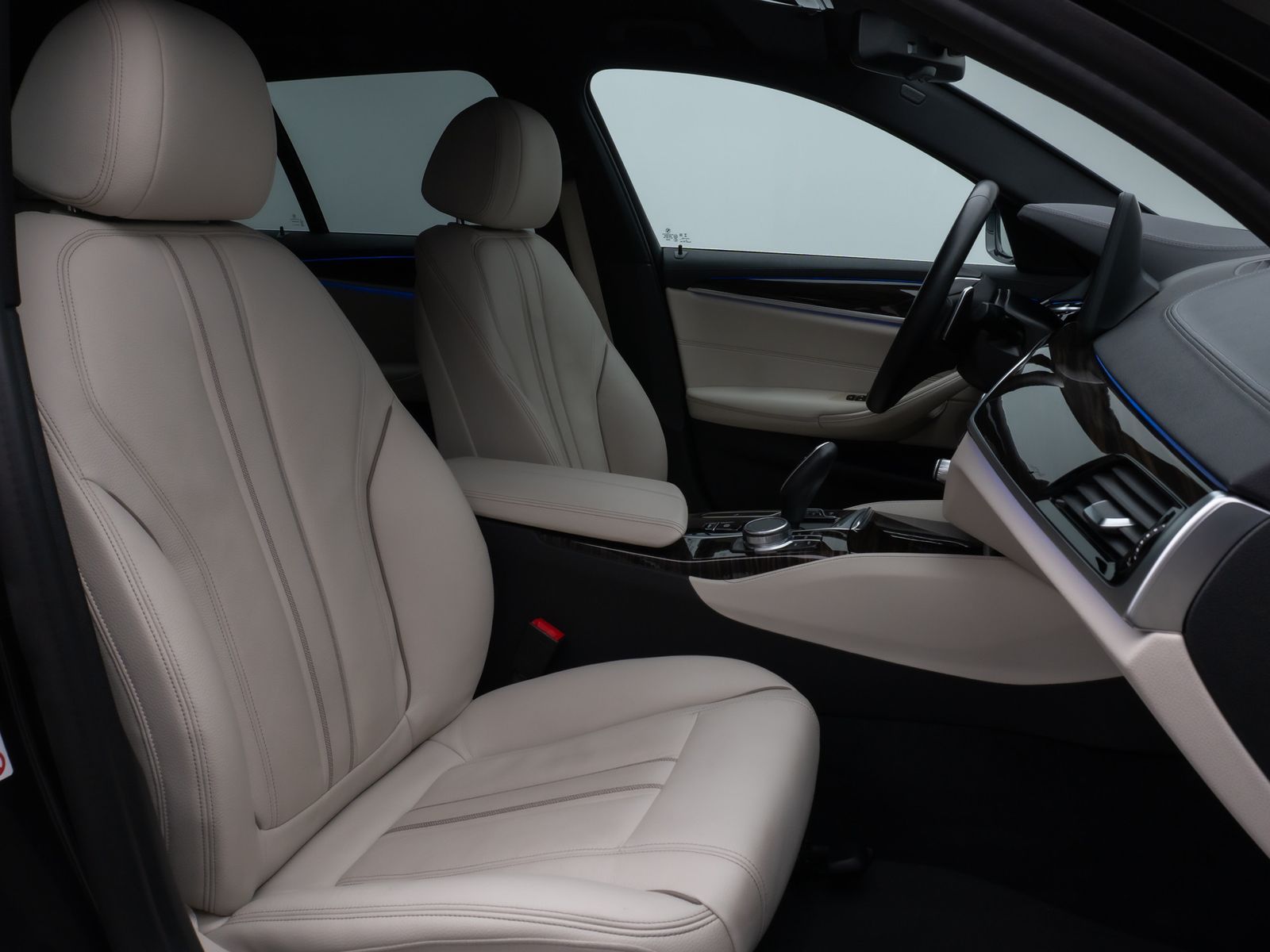 Fahrzeugabbildung BMW 530d LuxuryLine Laser HUD DAB HiFi DisKey 19Zoll