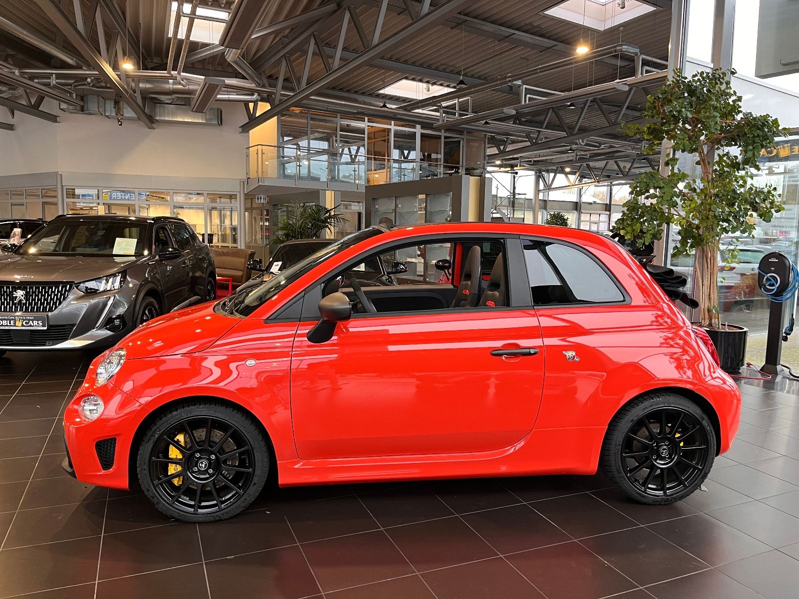 Fahrzeugabbildung Abarth 695C Competizione BEATS NAV CARPLAY