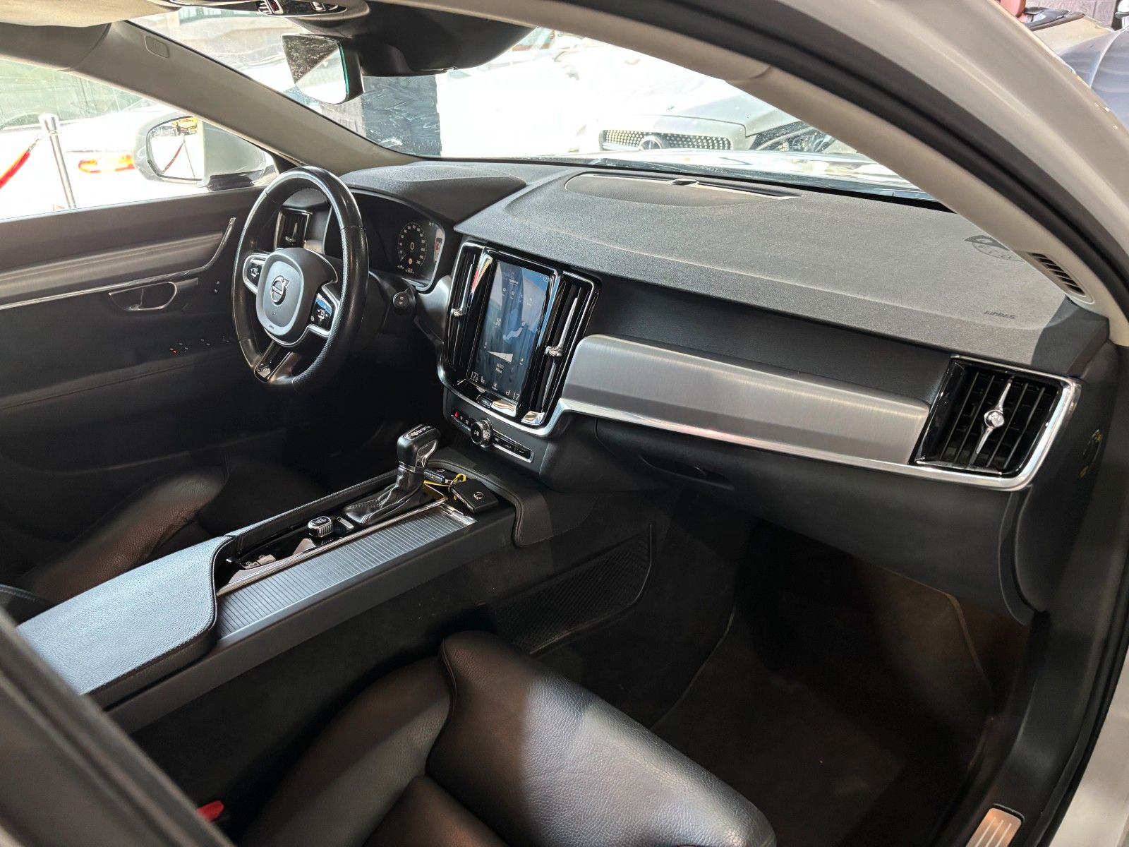 Fahrzeugabbildung Volvo V90 Momentum /KAMERA/PANO/AHK/SHZ/ACC++/LED