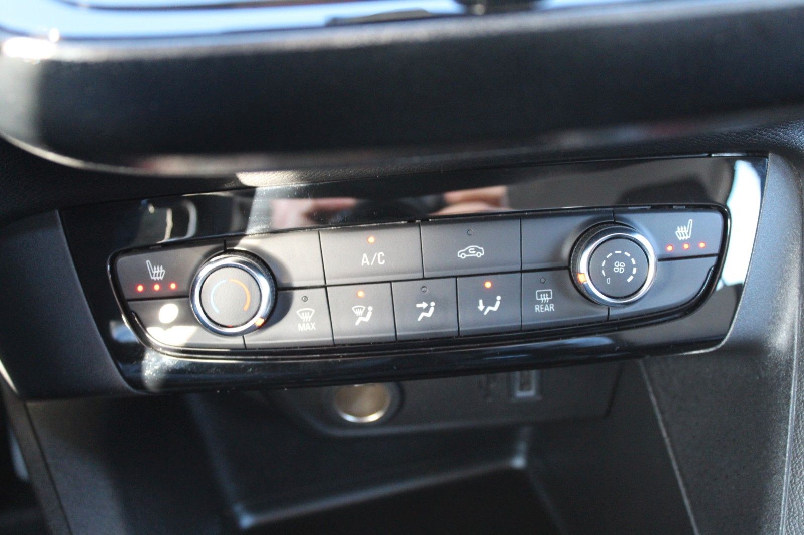 Fahrzeugabbildung Opel Corsa Edition Allw.*Sitzh.*PDC*DAB