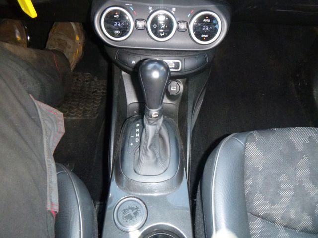 Fahrzeugabbildung Fiat 500X Cross >Automatik/Teilleder<