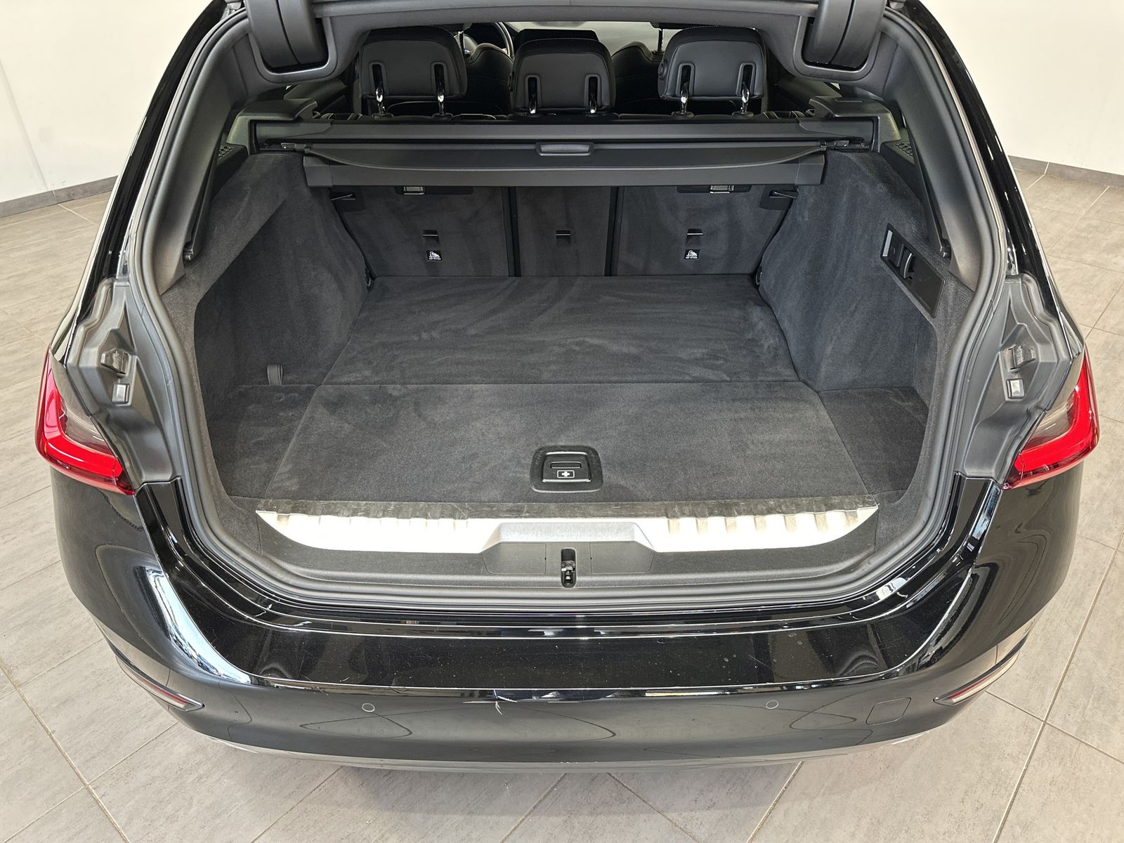 Fahrzeugabbildung BMW 330e Touring Sport-Line NAV+LED+HIFI+18ZO+MEMORY