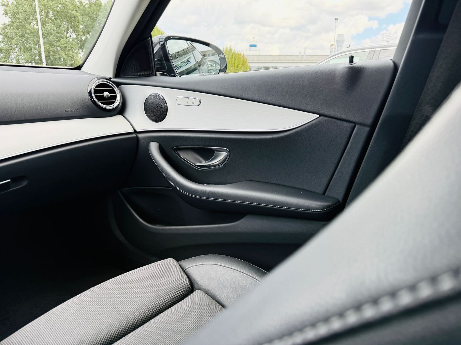 Fahrzeugabbildung Mercedes-Benz E 220 T d AVANTGARDE, Standheizung, MBUX Premium
