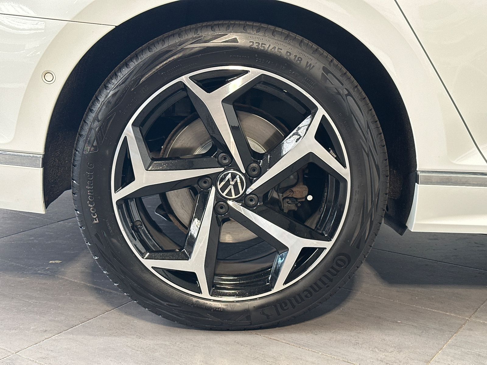 Fahrzeugabbildung Volkswagen Passat Variant 2.0 TDI DSG 4M R-Line NAV+LED+ACC