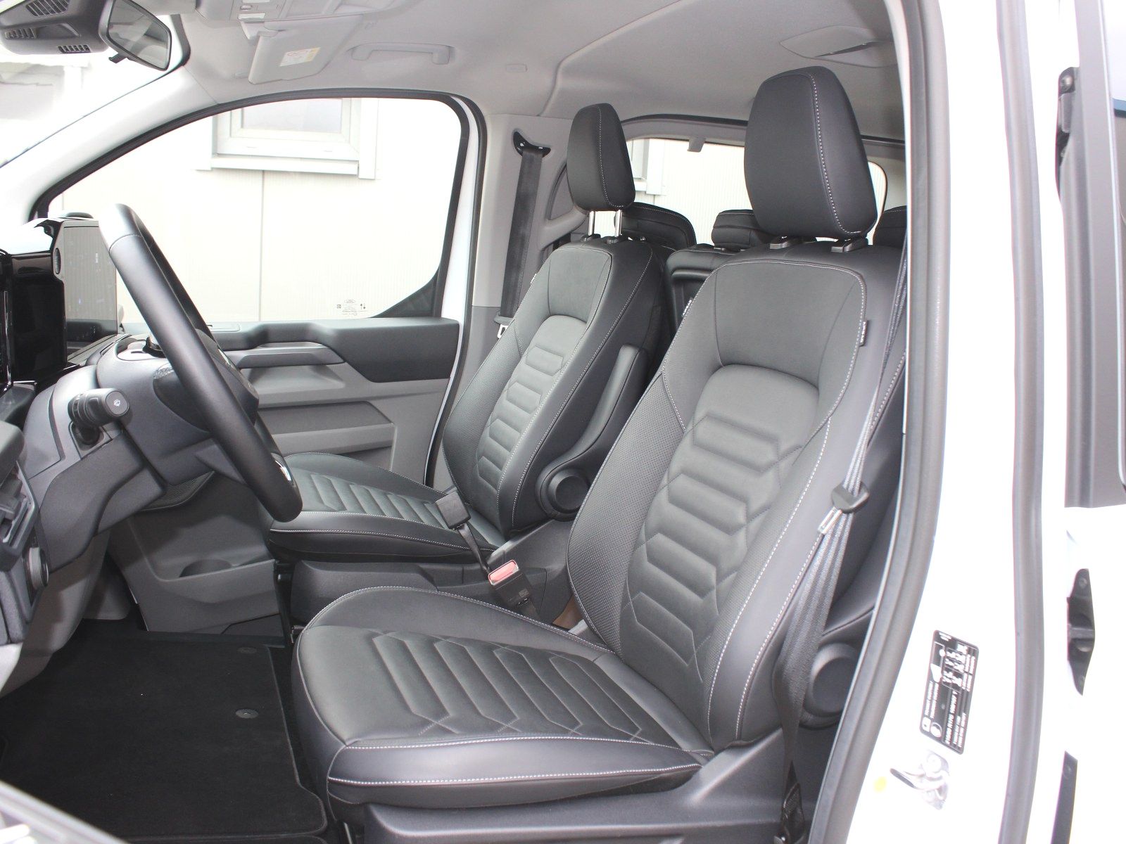 Fahrzeugabbildung Ford Tourneo Custom Plug-in Hybrid 340 L1 Titanium