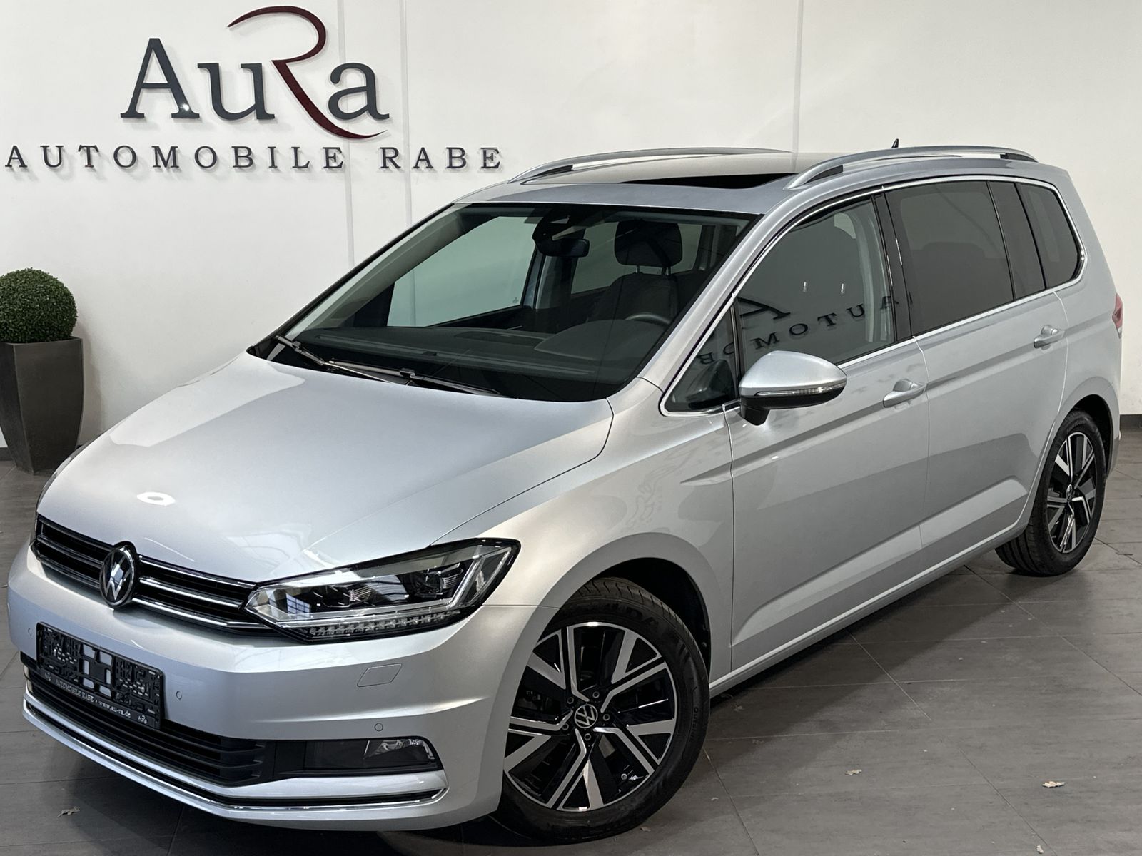 Fahrzeugabbildung Volkswagen Touran 2.0 TDI DSG Highline NAV+LED+AHK+PANO+ACC