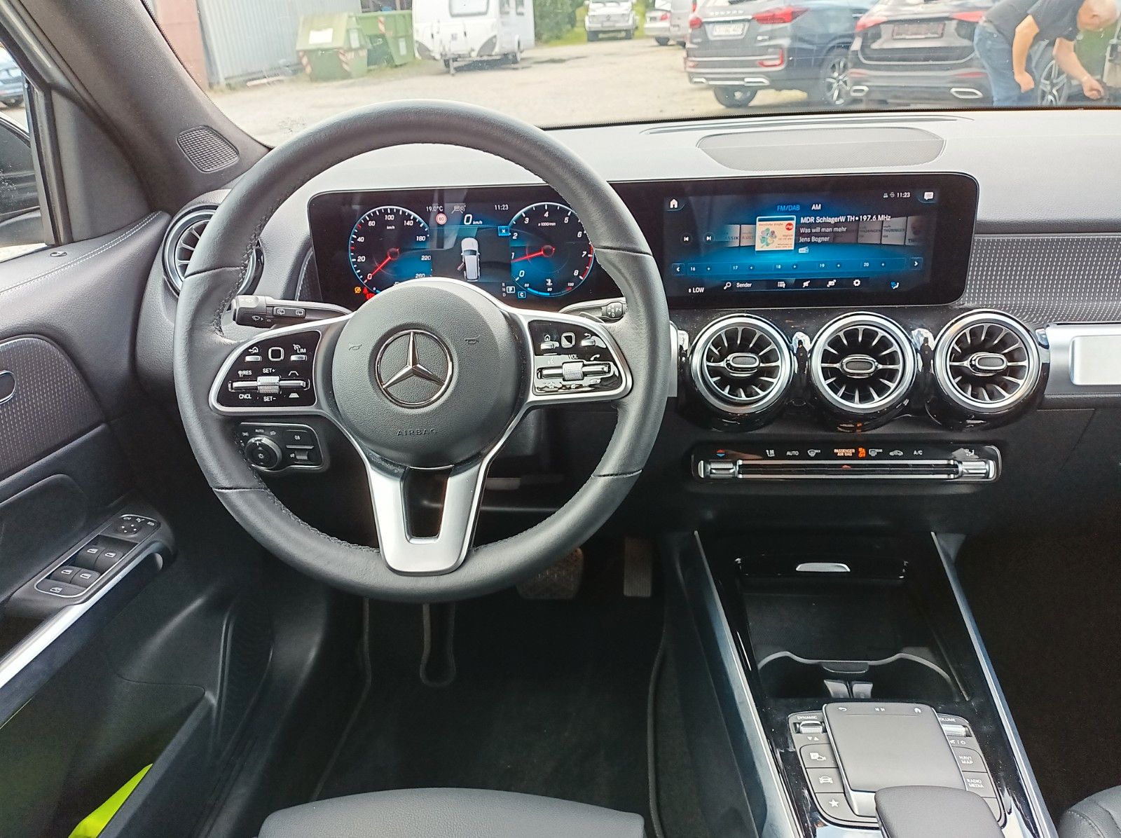 Fahrzeugabbildung Mercedes-Benz GLB 200+DISTRONICPLUS+PANO+AHK+SH+NIGHTPAKET++++