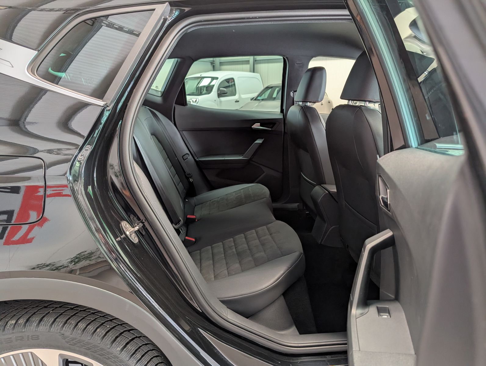 Fahrzeugabbildung SEAT Arona 1.5 TSI DSG FR LED ACC Cam Dinamica AHK 18
