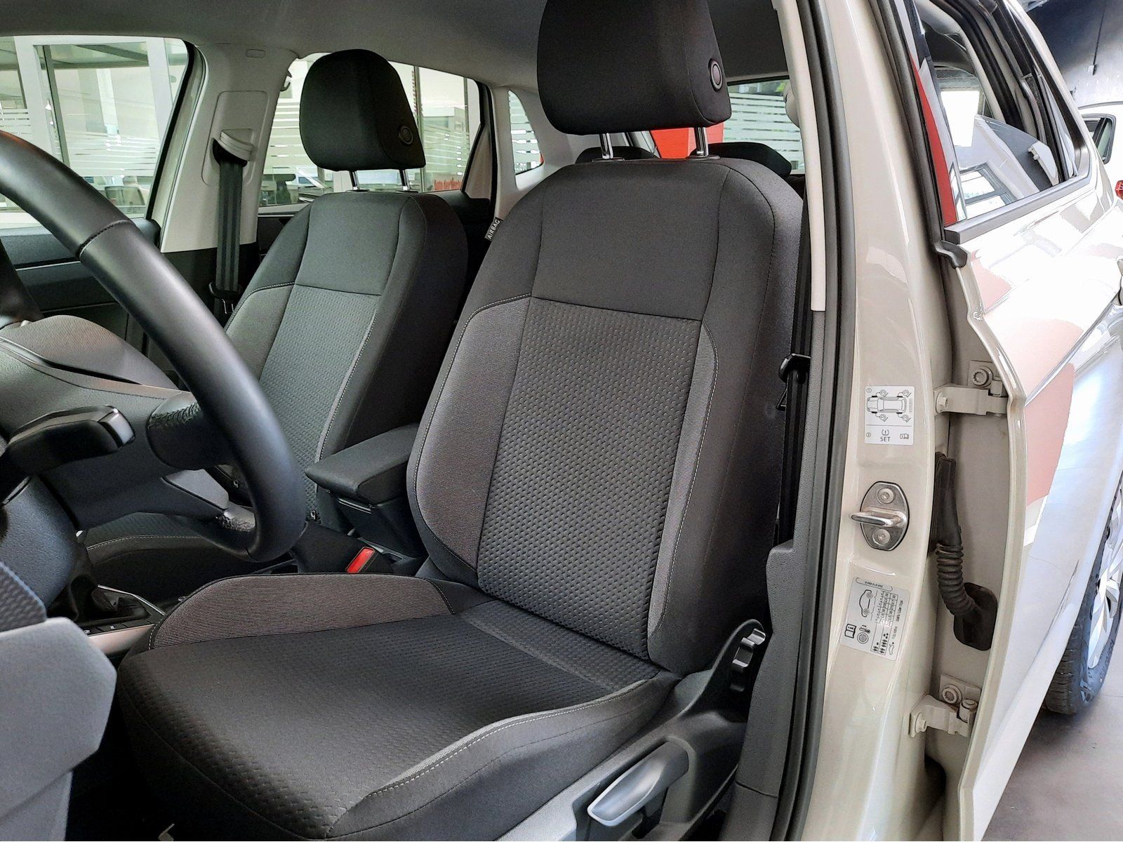 Fahrzeugabbildung Volkswagen Polo Life TSI *AHK*LED*PDC*Sitzhzg.*App-Con.*ACC