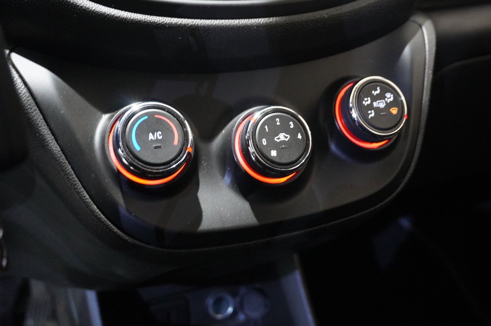 Fahrzeugabbildung Opel Karl 1.0 EDITION 5-TÜR KLIMA/USB/TEMP./BT