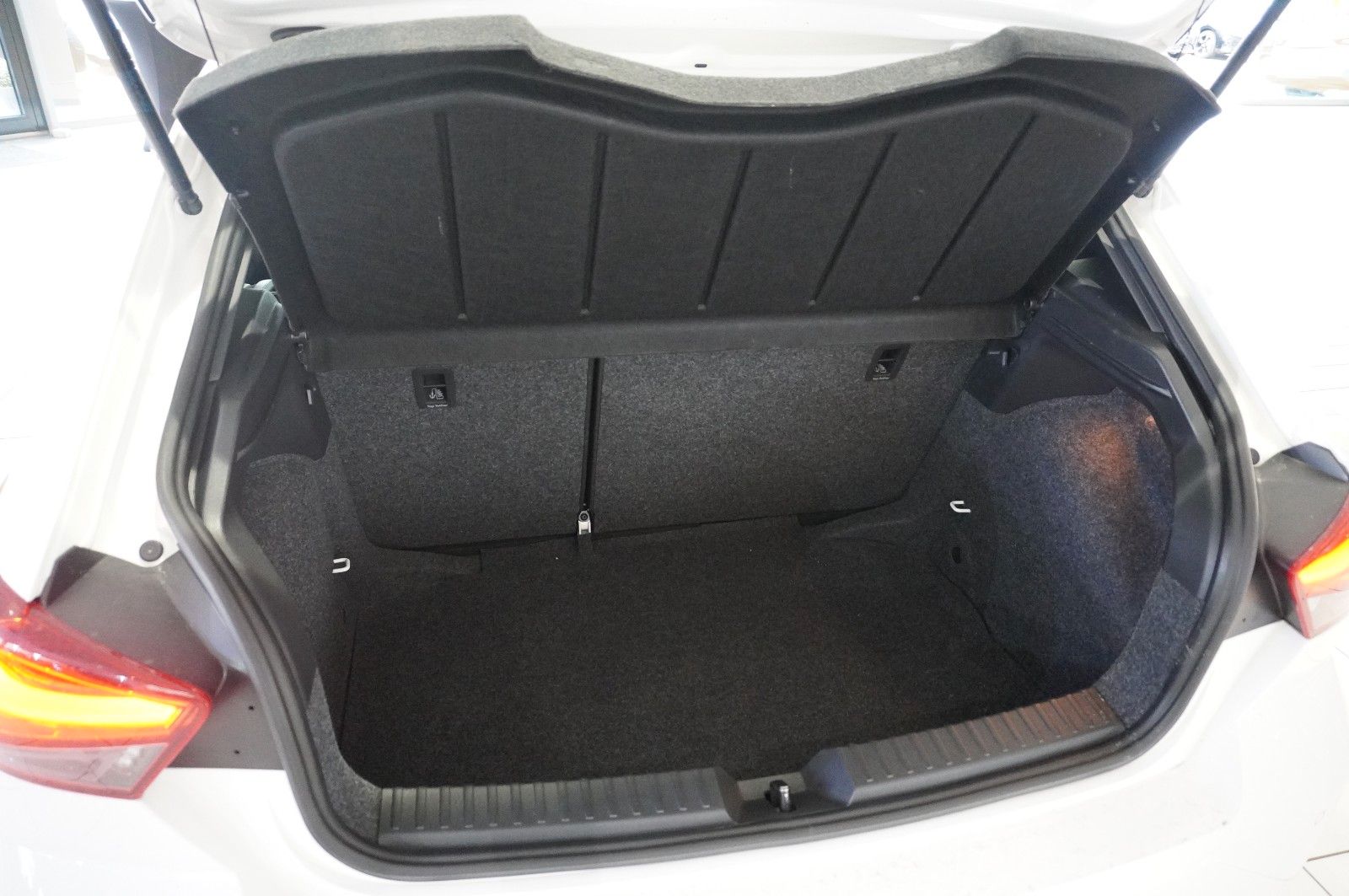 Fahrzeugabbildung SEAT Ibiza 1.0 TSI FR SPORT LED/NAVI/SHZ/PDC/TEMP/17"