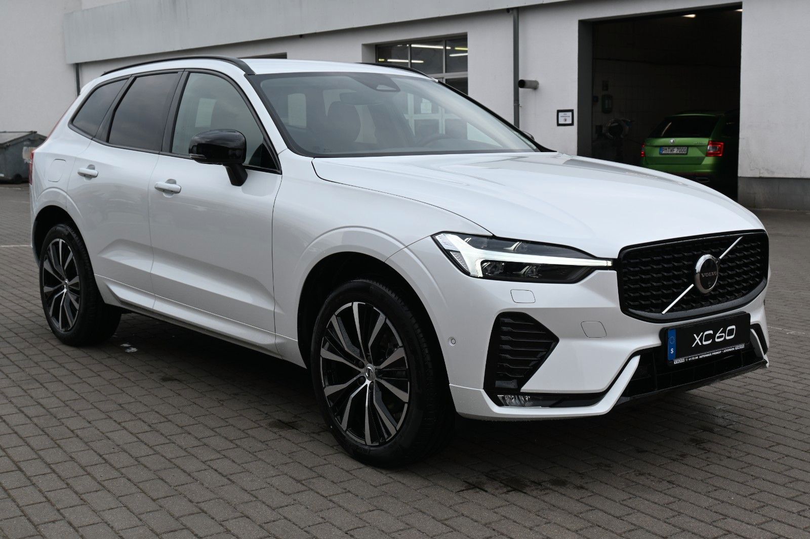 Fahrzeugabbildung Volvo XC60 B4 D Autom. Plus Dark*STDHZG*360°*H&K*ACC