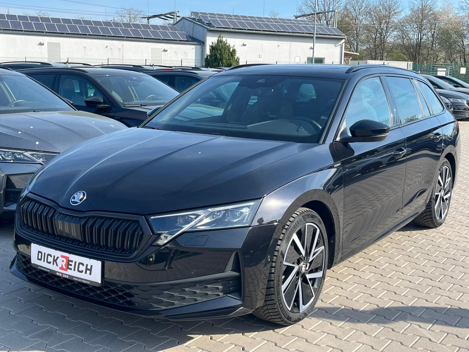Fahrzeugabbildung SKODA Octavia 1.5 DSG Sportline PANO*MATRIX*AHK*5J.GAR
