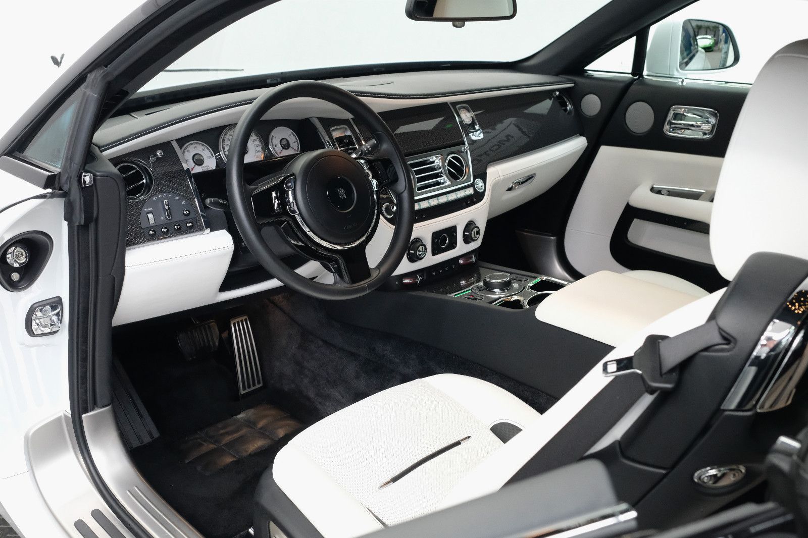 Fahrzeugabbildung Rolls-Royce Wraith BLACK BADGE|STARLIGHT|NIGHT|BESPOKE|COACH