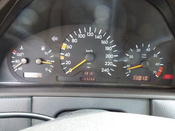 Mercedes E 230 - 12