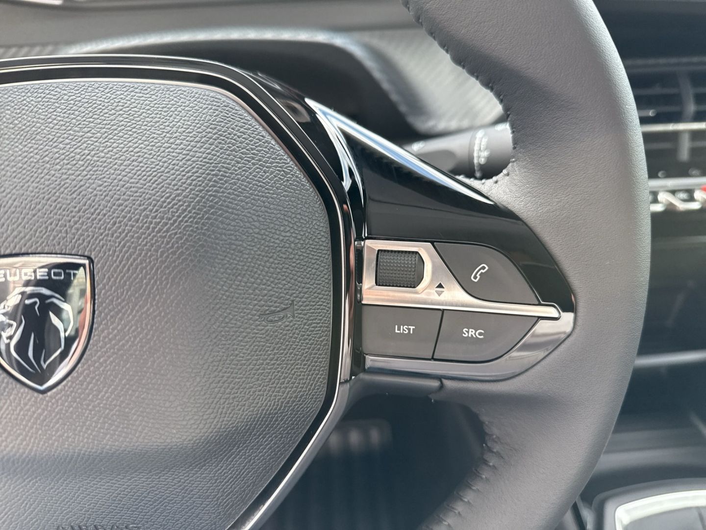 Fahrzeugabbildung Peugeot 208 Style 1.2 PureTech 100 Fahrerprofil DAB SHZ