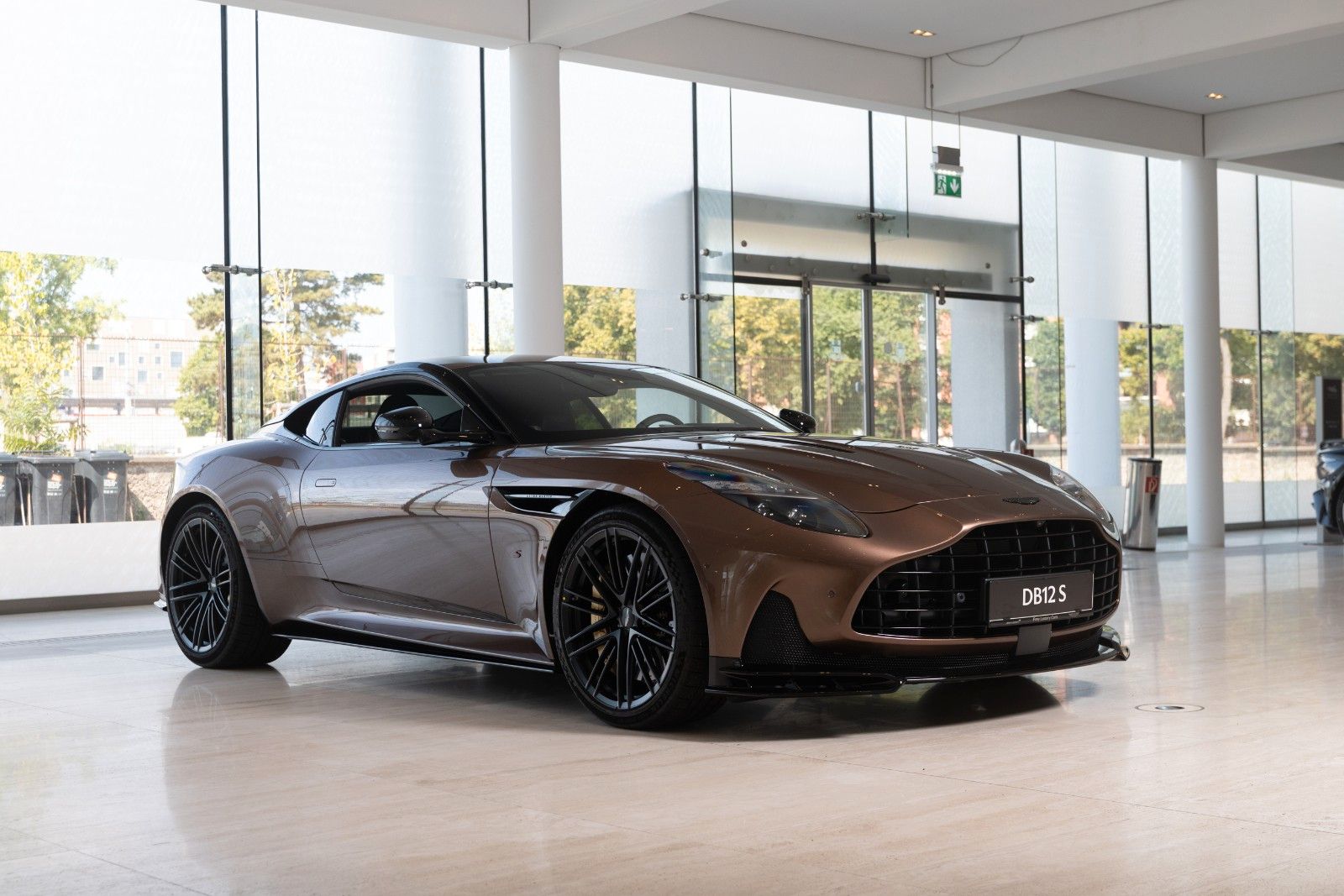 Aston Martin DB12 S Coupé | Magneto Bronze | Black Pack imagem 3