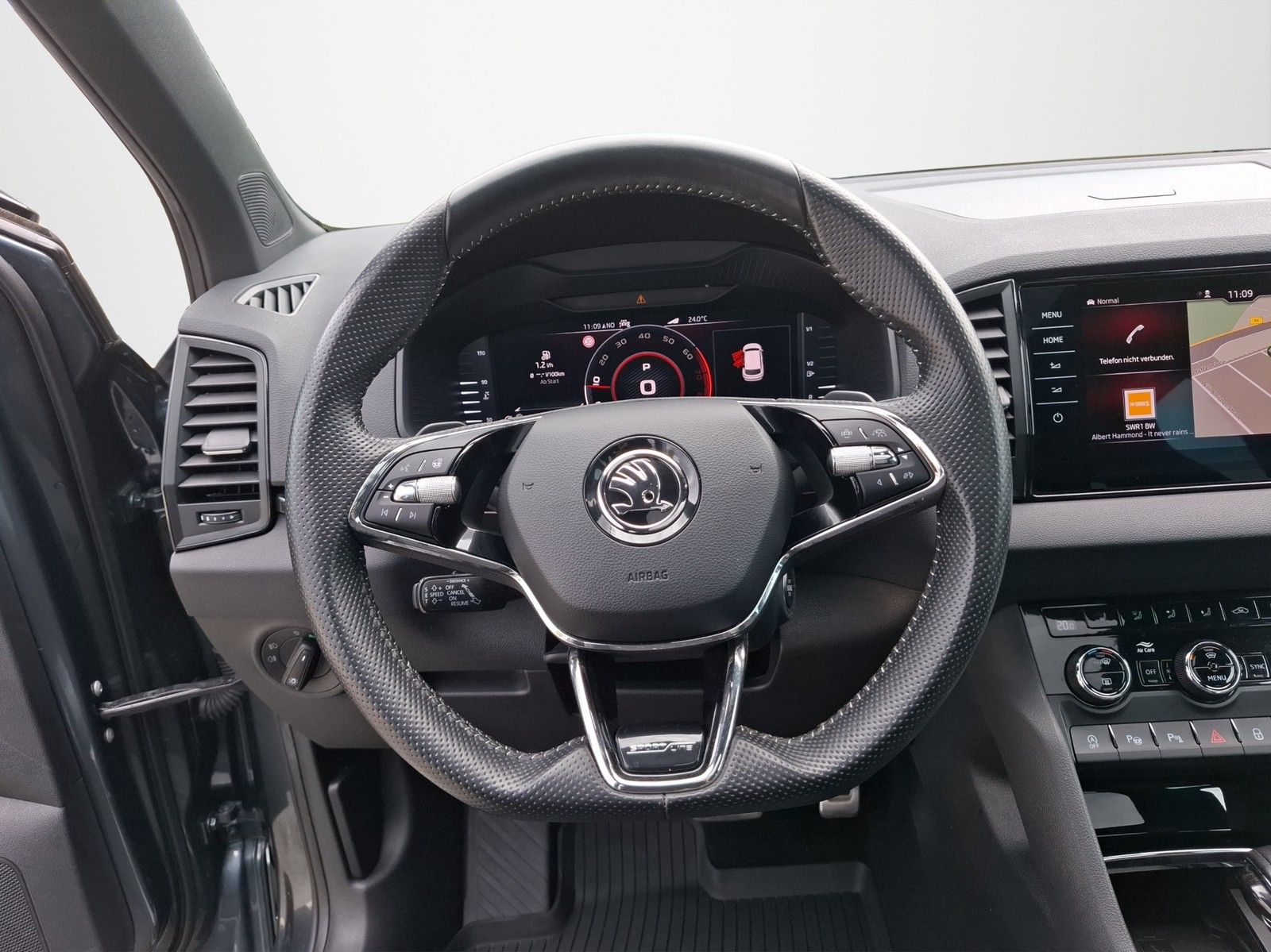SKODA Karoq 2.0 TSI Sportline 4x4 DSG / PANORAMA / ACC - Image 11