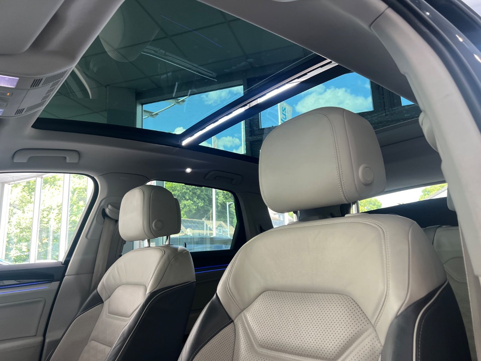 Fahrzeugabbildung Volkswagen Touareg 4.0 V8 Elegance 4Motion R line
