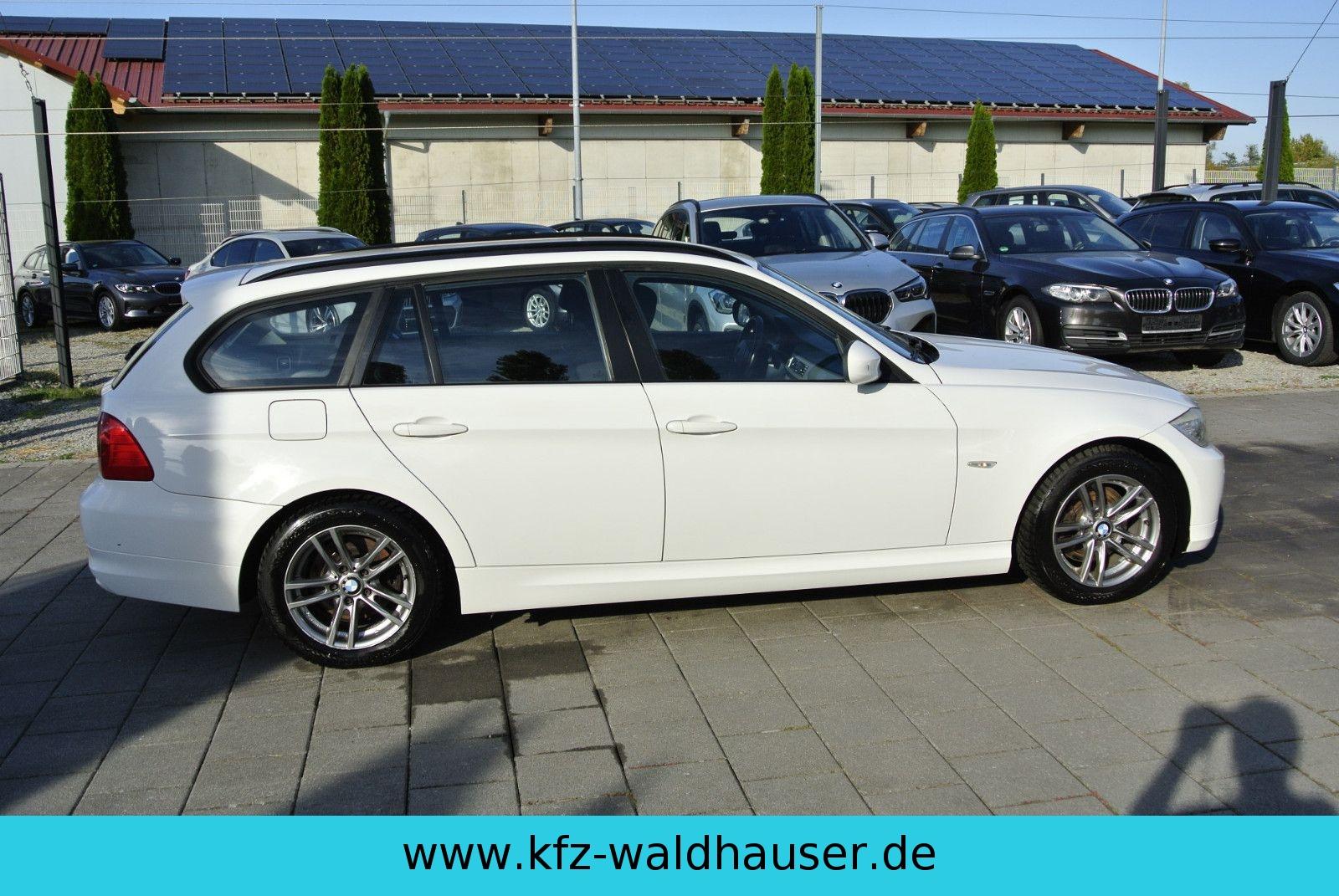 BMW 318 2010 — interior