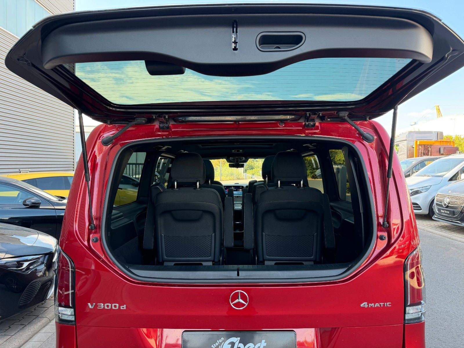 Fahrzeugabbildung Mercedes-Benz V 300 d STYLE AMG 4MATIC AIRMATIC DISTRONIC Pano