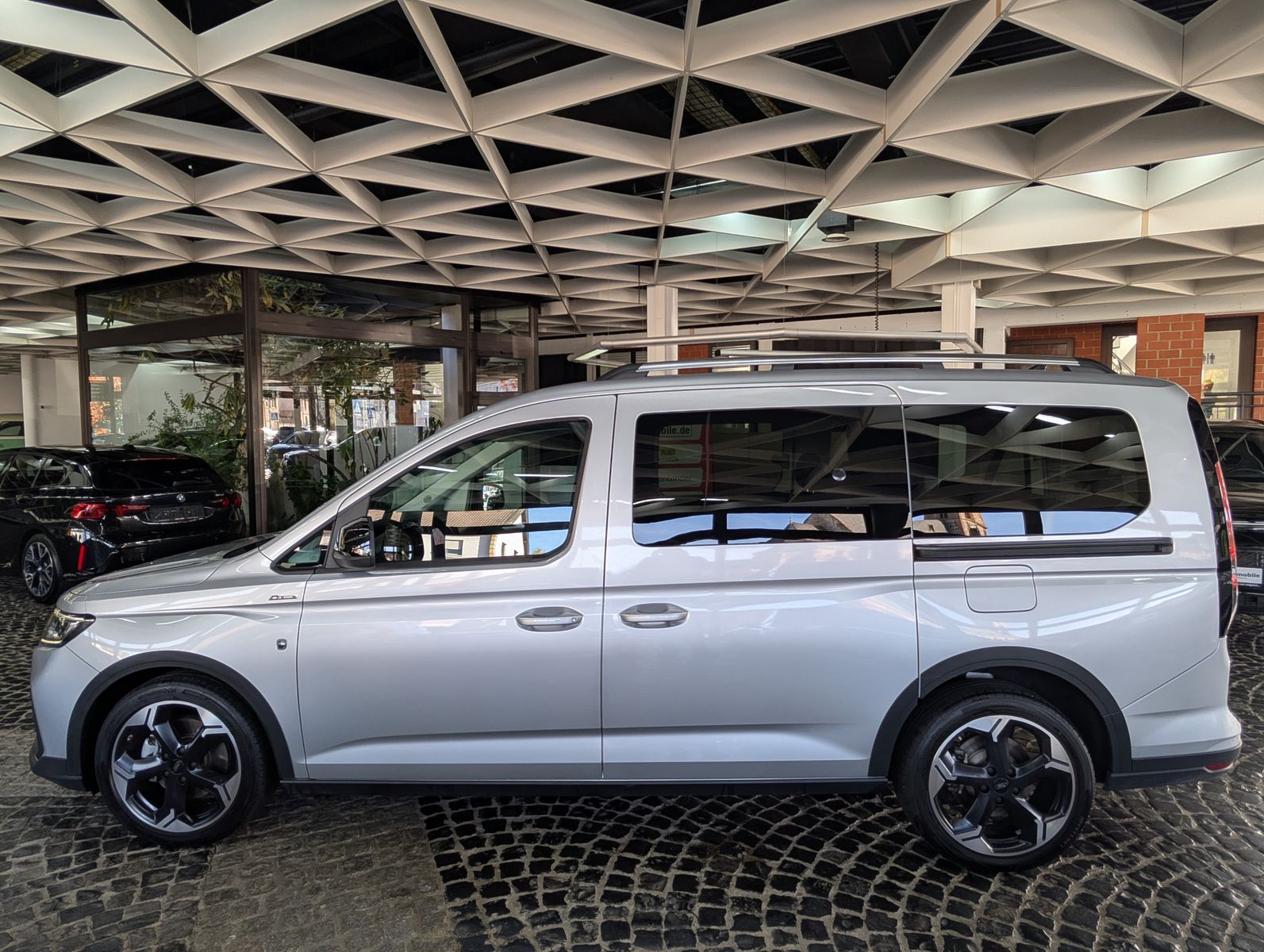 Fahrzeugabbildung Ford Tourneo Connect L2 Active 7-SI Bi-LED PANO AHK K