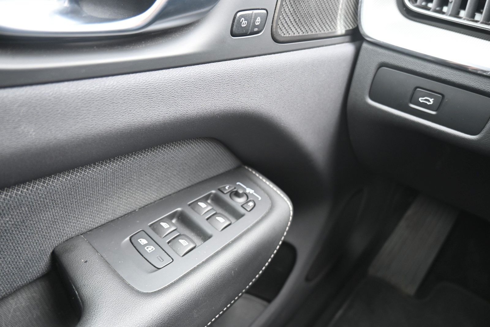 Fahrzeugabbildung Volvo XC60 B4 Benzin FWD Plus Dark*STHZG*360°*ACC*AHK