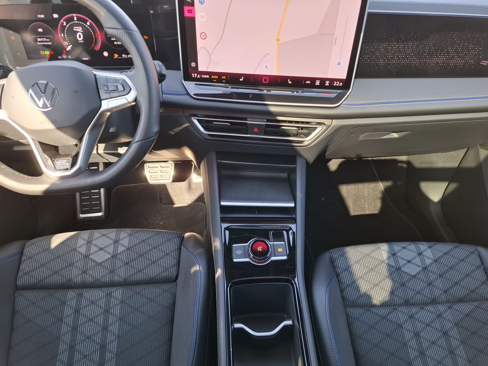 Fahrzeugabbildung Volkswagen Tiguan 2.0 TDI 4M R-Line BLACK*PAN*HK*AHK*MATRIX