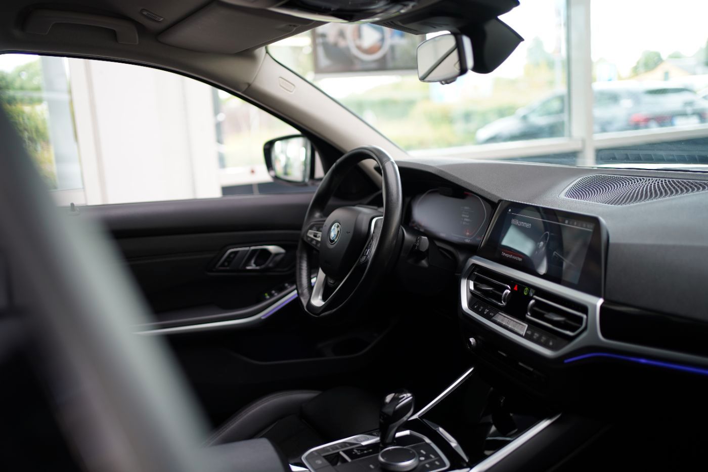 Fahrzeugabbildung BMW 320d Sport Line +HeadUp+AHK+Laserlicht+Parkassis
