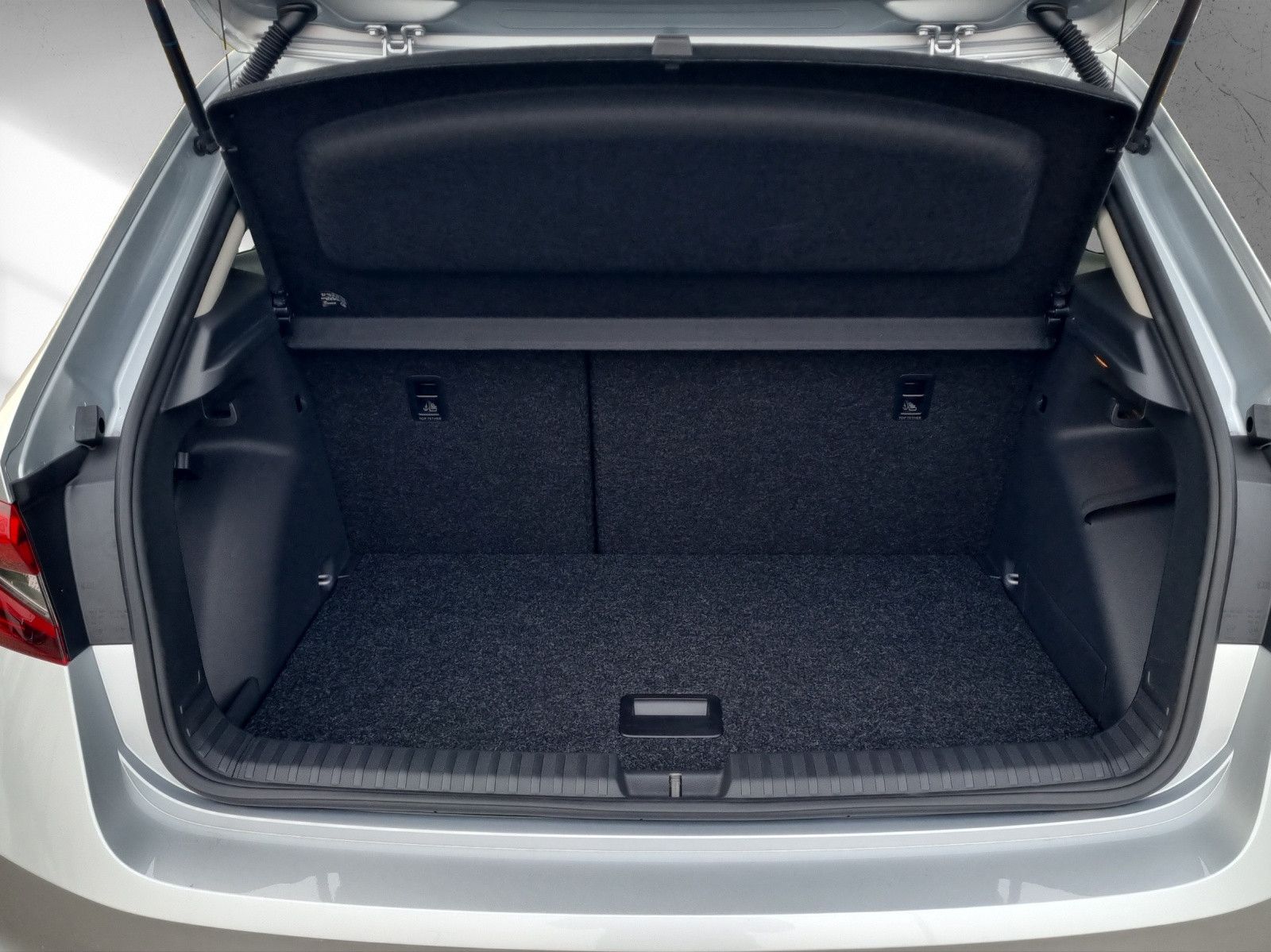 Fahrzeugabbildung SKODA Fabia Tour 1,0 TSI 85KW/115PS Ladeboden Lodge