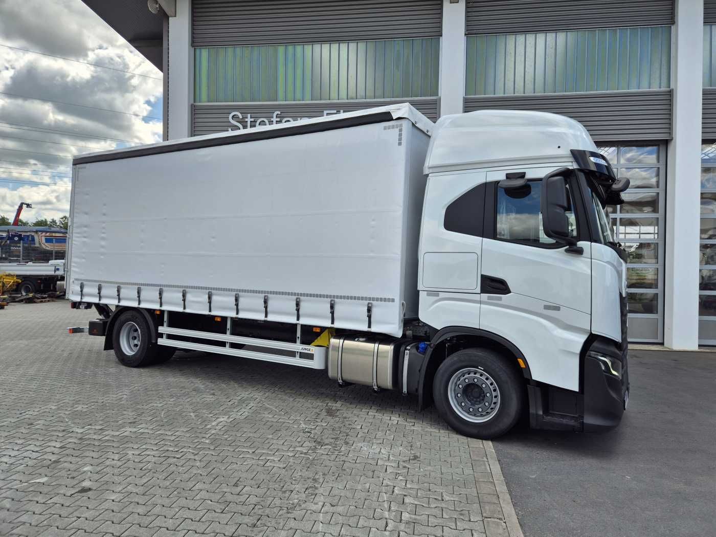 Fahrzeugabbildung Iveco S-Way AS190S42/P Schiebeplanen LBW 2.000kg AHK