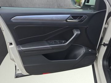 Fahrzeugabbildung Volkswagen T-Roc Style 1.5 TSI DSG easy open AHK Kamera ACC