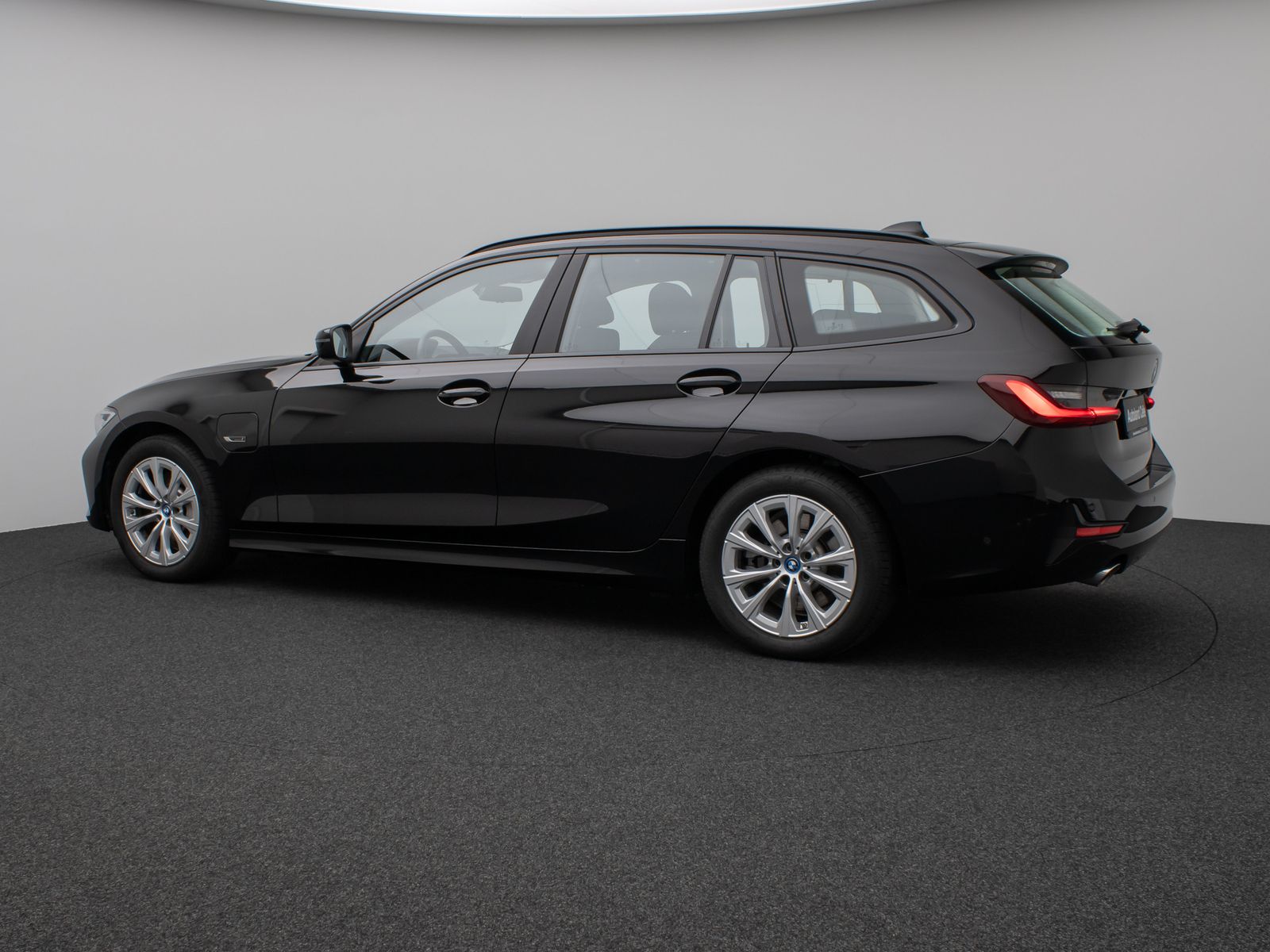 Fahrzeugabbildung BMW 330e Panorama Kamera DAB WLAN Lenkrhzg Alarm LED