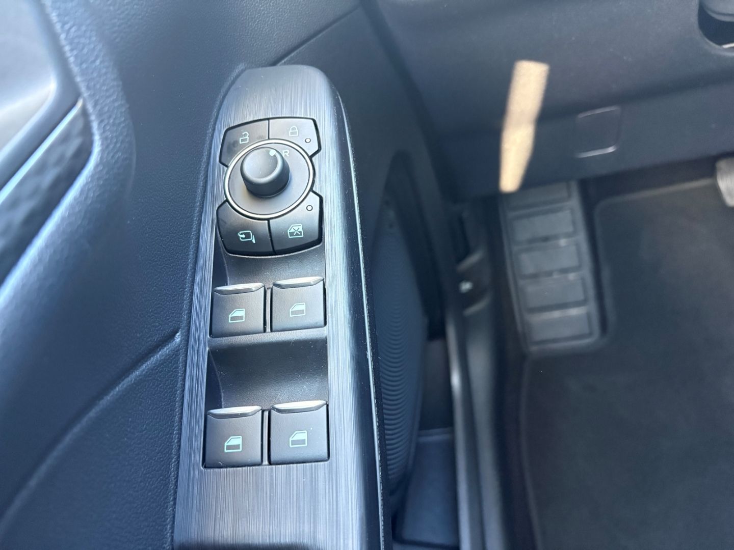 Fahrzeugabbildung Ford Kuga Titanium 1.5 VerkehrszeichenER Tempomat LED